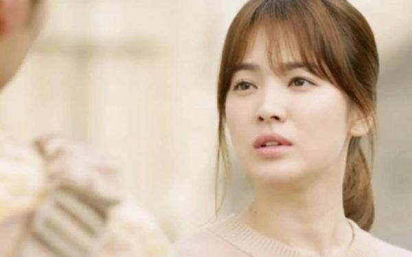 Trong bộ phim đình đám “Hậu duệ mặt trời”, Song Hye Kyo cũng đã từng gây nên cơn sốt mái thưa khiến bao chị em mê mẩn.