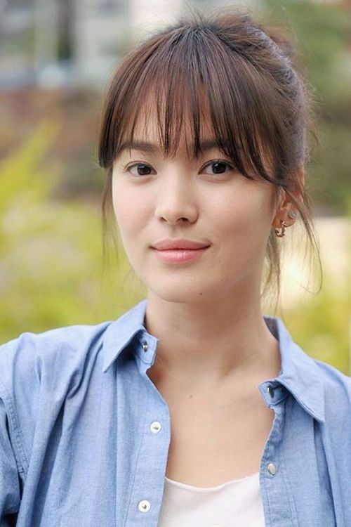 Gương mặt của Song Hye Kyo khá hợp với kiểu mái này. Vì nữ diễn viên có phần trán khá dài nên mái thưa sẽ giúp cô che bớt trán, giúp gương mặt hài hòa, cân đối hơn.