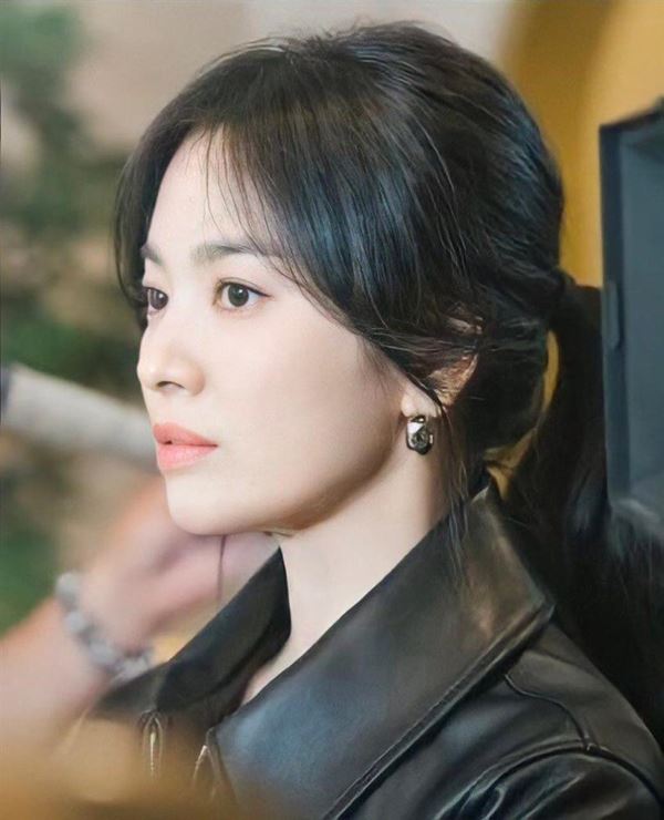 Chiếc mái này giúp gương Song Hye Kyo thanh thoát hơn nhưng vẫn che được nhược điểm trán cao.